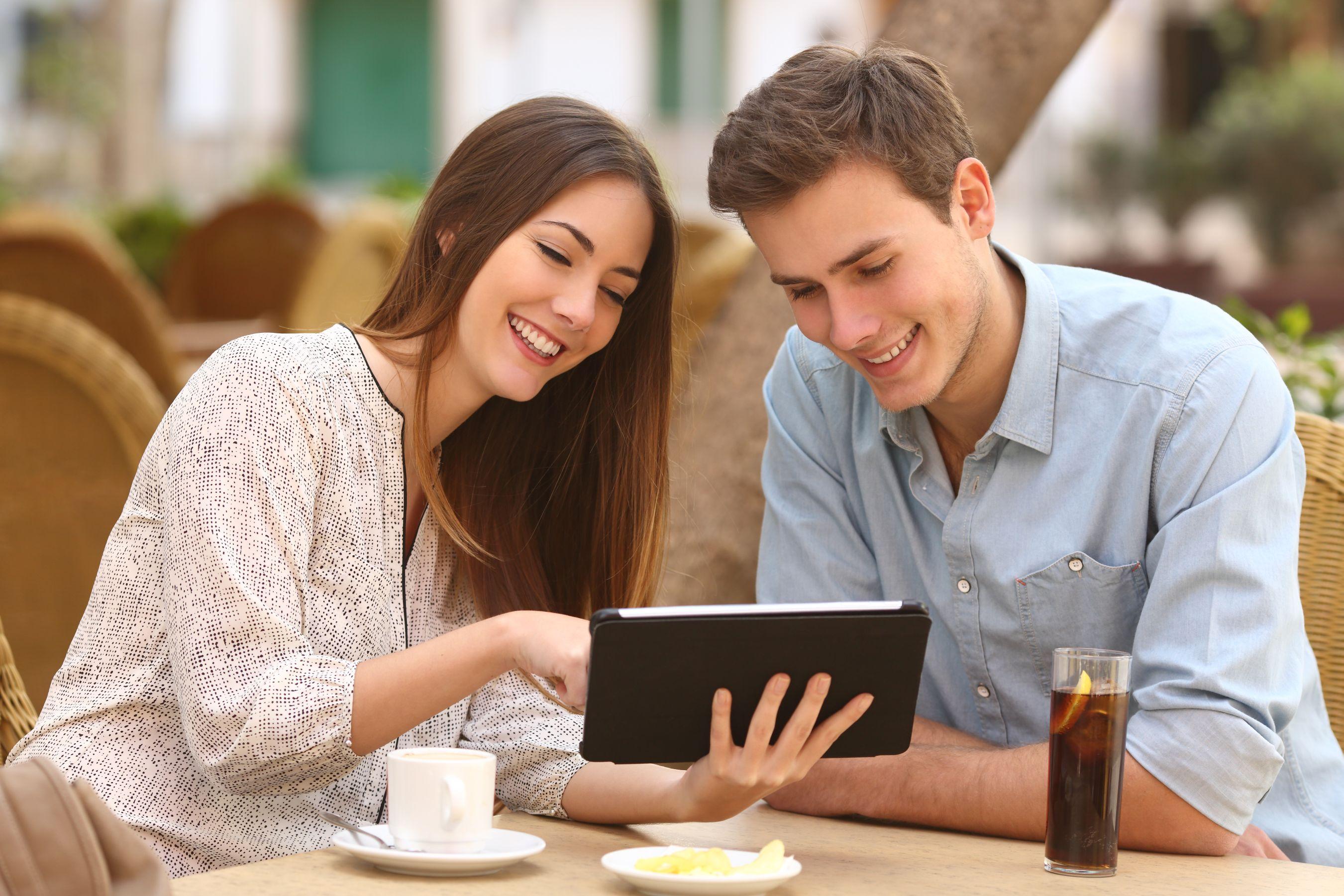 Pár s e-katalogem na tabletu Pár s e-katalogem na tabletu