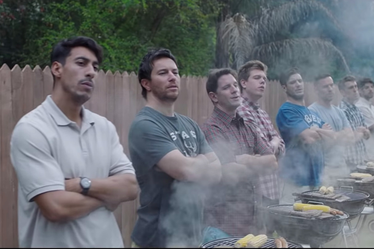 Chlapi u venkovního grilu v reklamě od Gillete