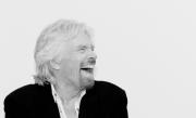 Smějící se Richard Branson.