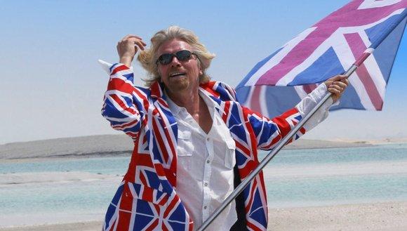 Richard Branson v kostýmu vlajky Velké Británie.