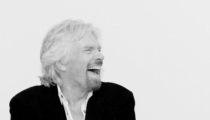 Smějící se Richard Branson.