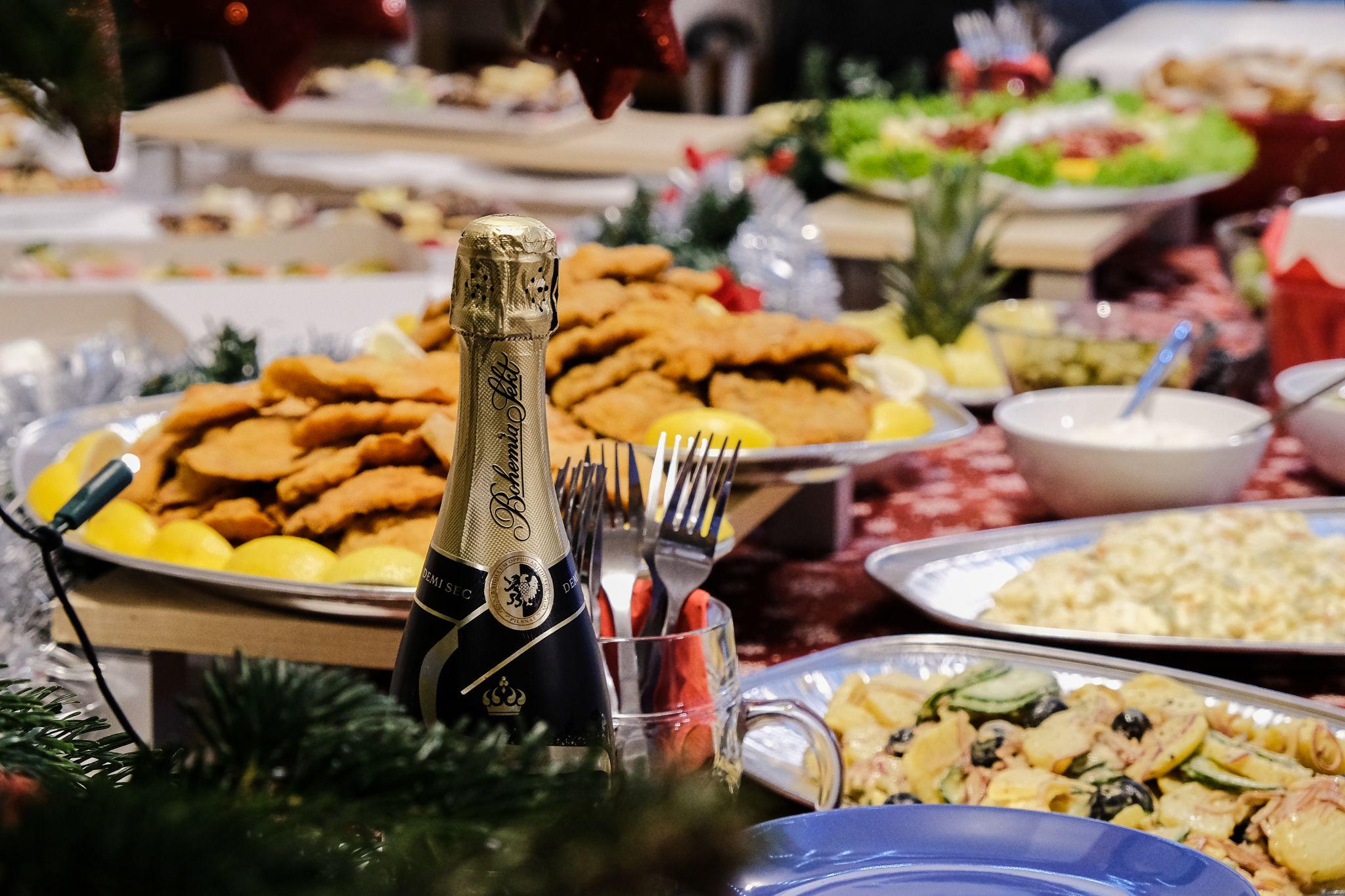 Detail šampaňského a jídla na Aira vánočním večírku