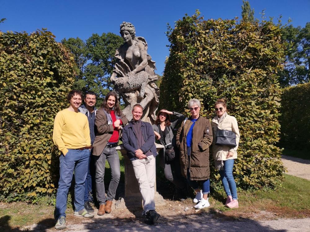 Skupinová fotka v Zámeckých zahradách v Lysé nad Labem